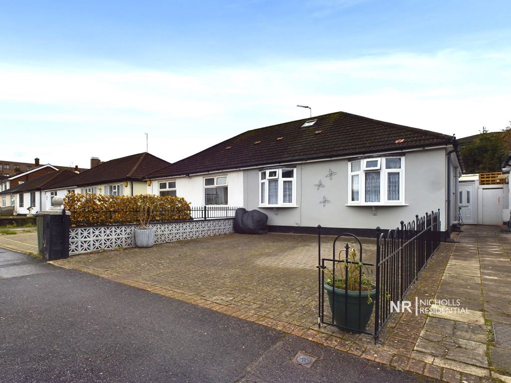 2 bed property for sale in Trafalgar Avenue, Worcester Park, Surrey