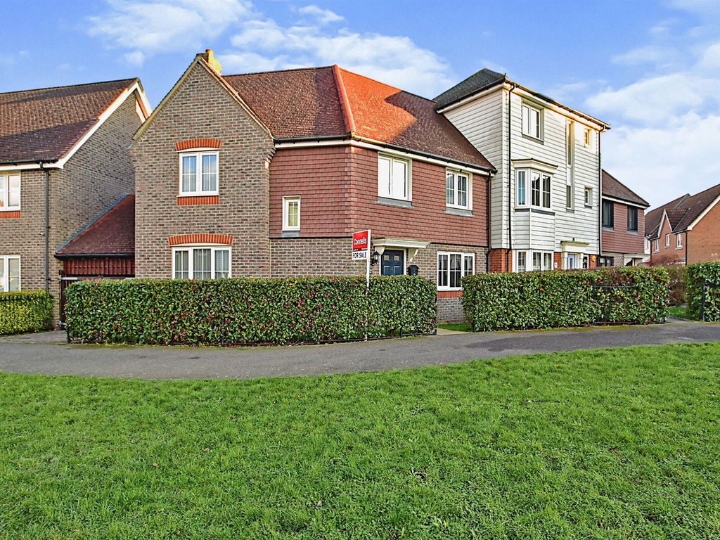 3 bed end terrace house for sale in Crossways, Sittingbourne ME10 Zoopla