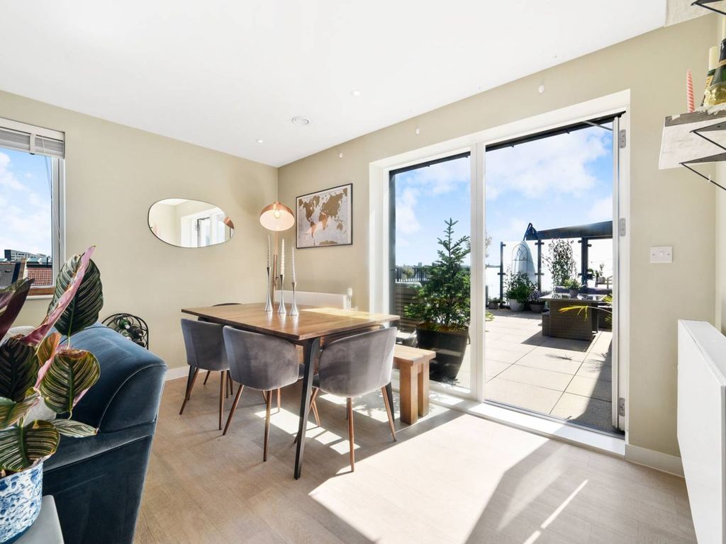 2 bed flat for sale in Seven Sisters Road, Finsbury Park, London N7, £