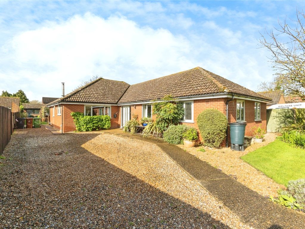 4 bed bungalow for sale in New North Road, Attleborough NR17, £525,000