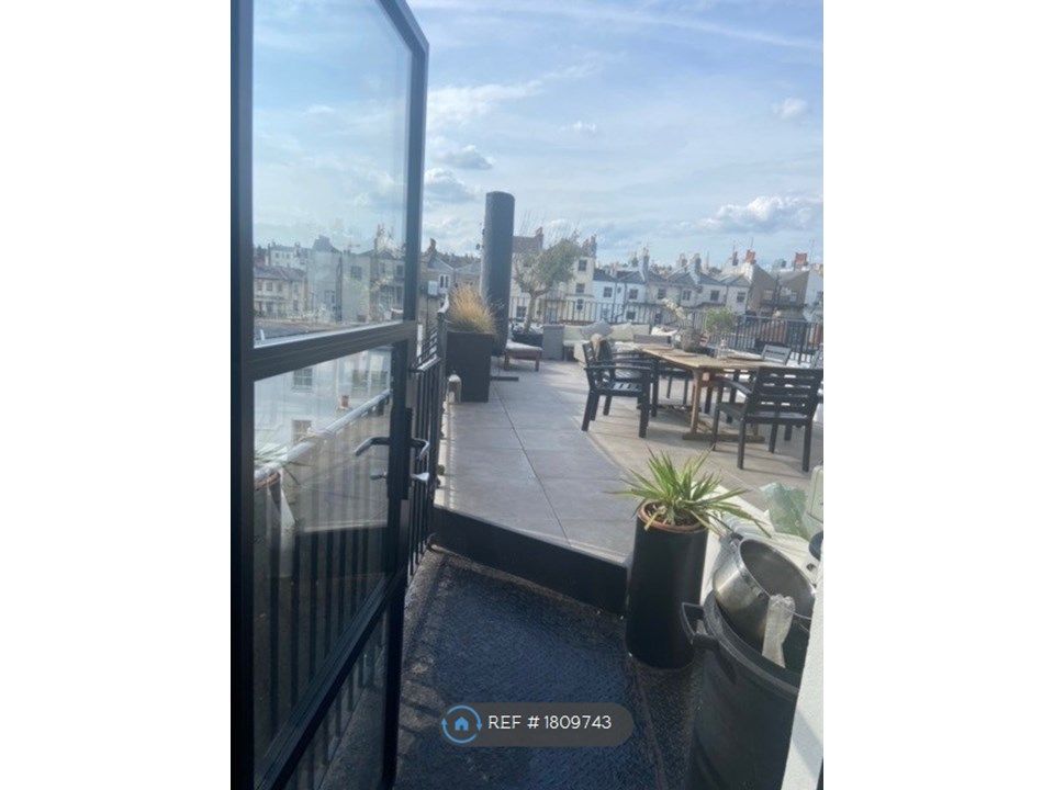 2 bed flat to rent in Brunswick Square, Hove BN3, £2,500 pcm Zoopla