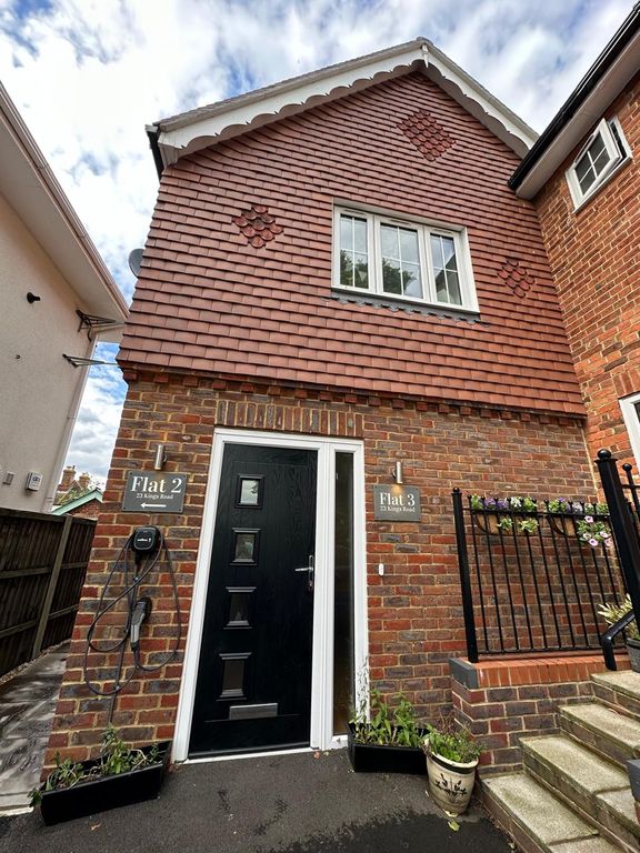 1 bed flat to rent in 2022 Kings Road, Shalford GU4, £1,200 pcm Zoopla