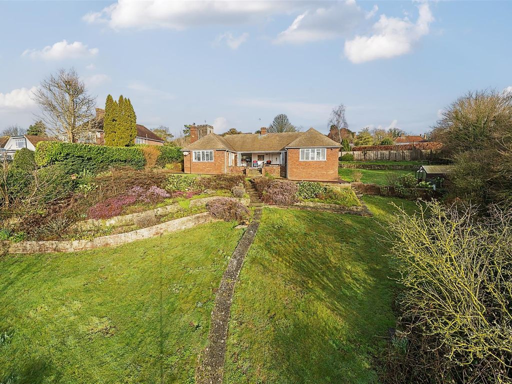 3 bed detached bungalow for sale in Chart Road, Sutton Valence