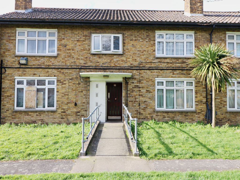 1 bed flat to rent in Cranbrook Road, Ilford, Essex IG6, £1,200 pcm