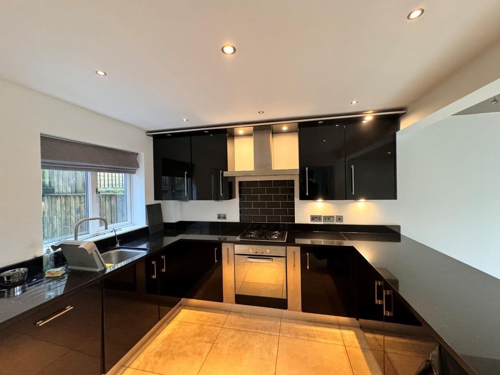 3 bed property to rent in Moorbottom Lane, Bingley BD16, £1,250 pcm