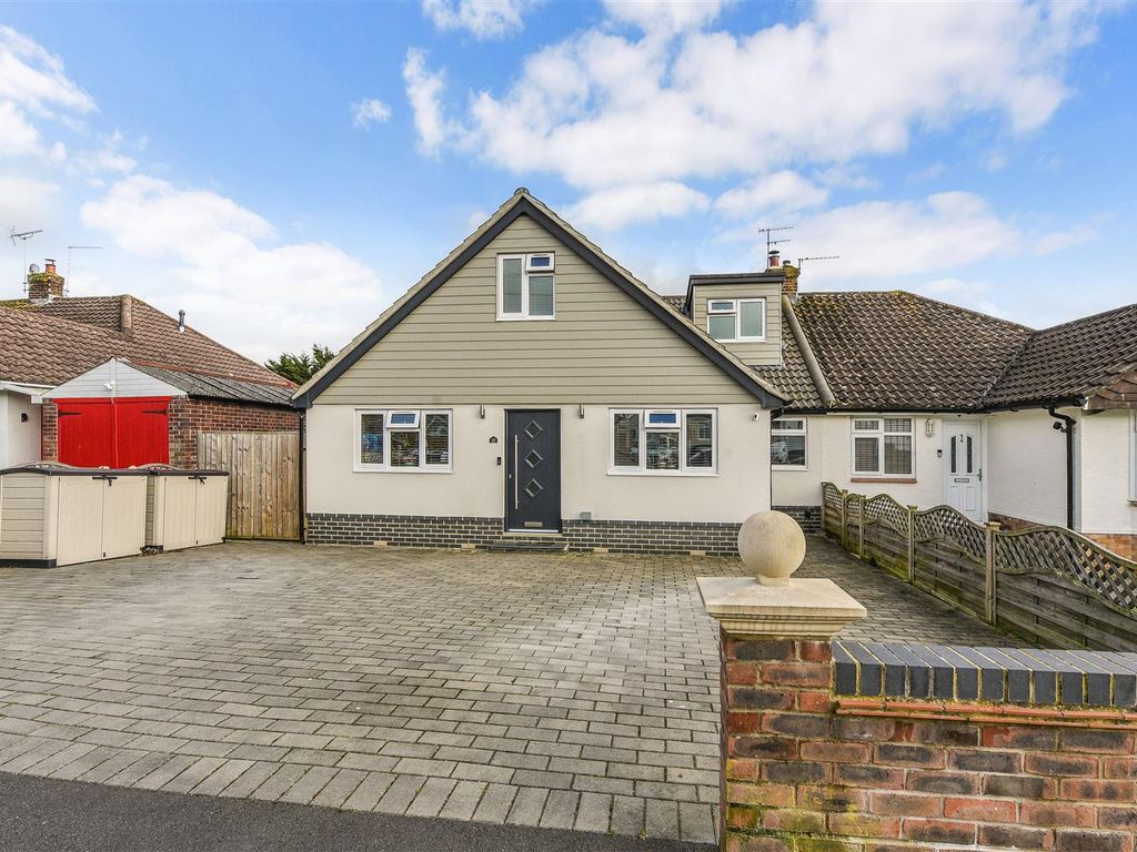 5 bed semidetached house for sale in Silverdale Drive, Waterlooville