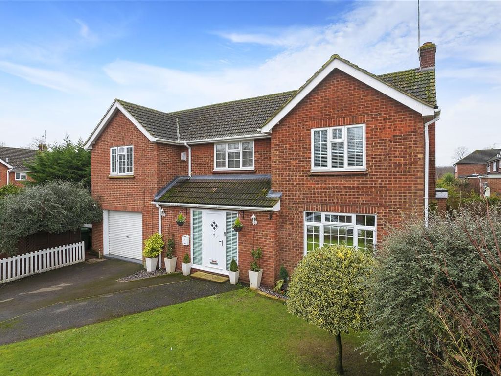 4 bed detached house for sale in Mallings Drive, Bearsted, Maidstone