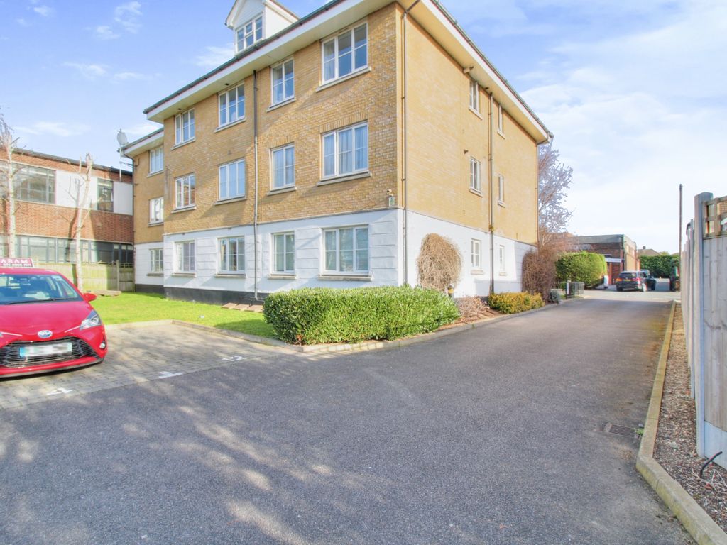 2 bed flat for sale in Carlisle Road, Gidea Park, Romford RM1, £280,000