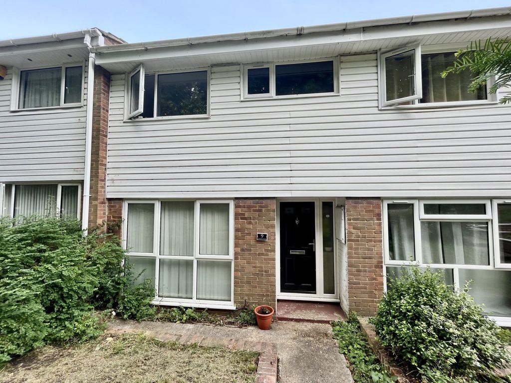 3 bed terraced house for sale in Simmons Walk, Basingstoke, Hampshire