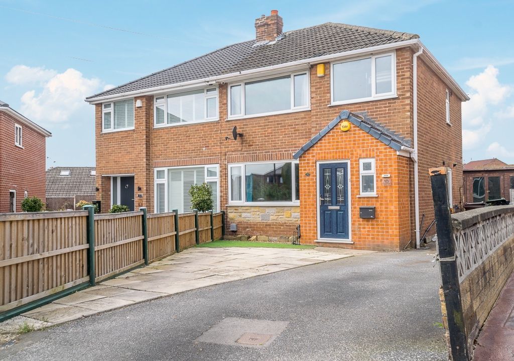 3 bed semidetached house for sale in Newlands Walk, Stanley, Wakefield