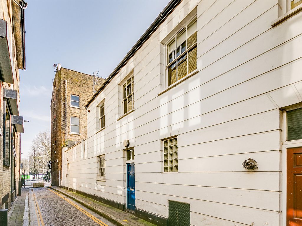 Hampton Court, Off Upper Street, London N1  