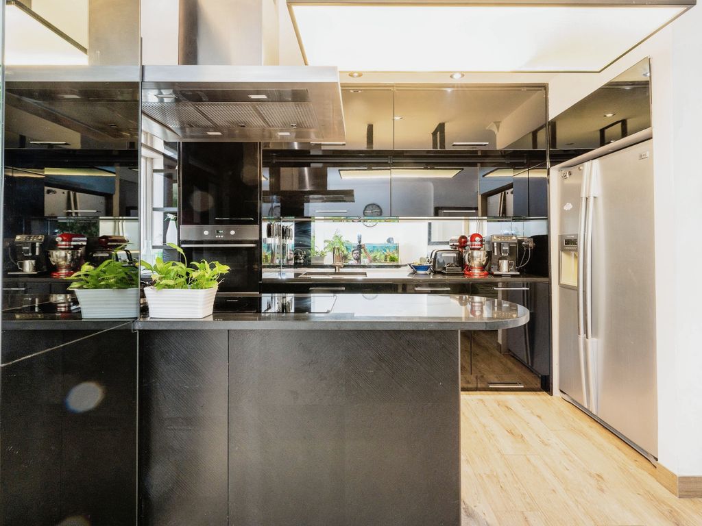 3 bed end terrace house for sale in River Way, Luton, Bedfordshire LU3