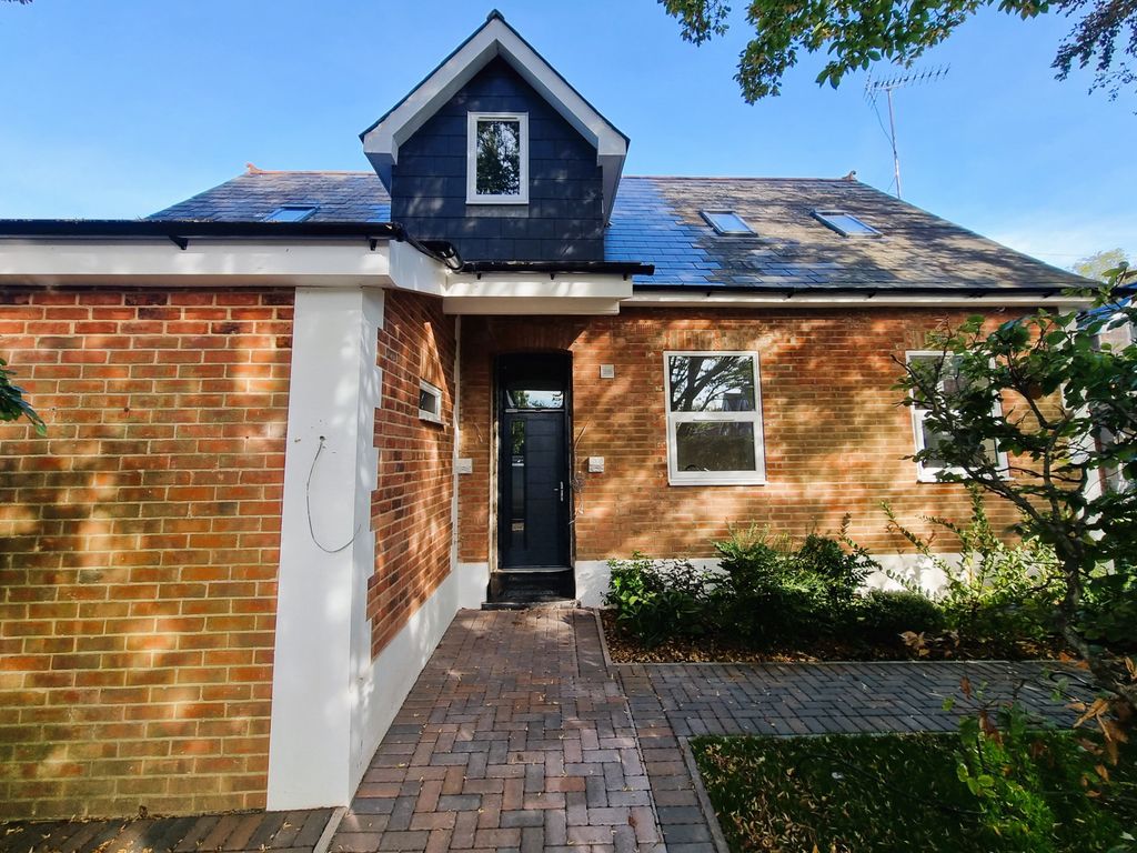 2 bed flat for sale in Stakes Hill Road, Waterlooville PO7, £200,000