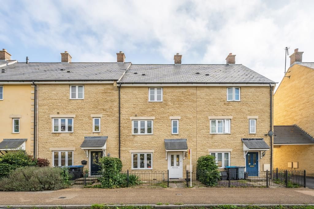 3 bed town house for sale in Shilton Park, Carterton OX18, £350,000