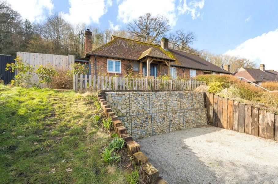 2 bed bungalow to rent in Chestnut Way, Bramley, Guildford GU5, £2,000