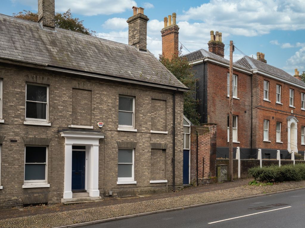 2 bed terraced house for sale in Bracondale, Norwich, Norfolk NR1, £