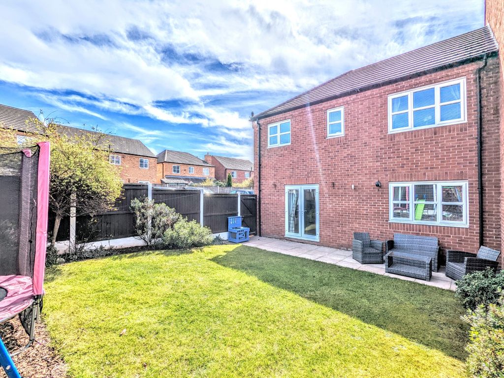 Lyon Drive, Tamworth B77  