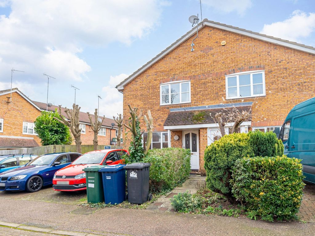 1 bed semidetached house for sale in Hemingford Close, London N12, £