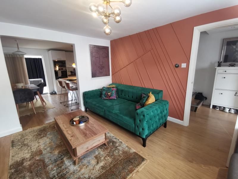 3 bed property to rent in Perrysfield Road, Cheshunt EN8, £2,300 pcm