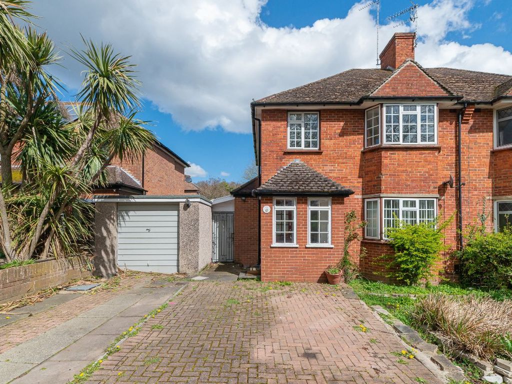 3 bed detached house to rent in Gravel Hill, Addington, Croydon CR0