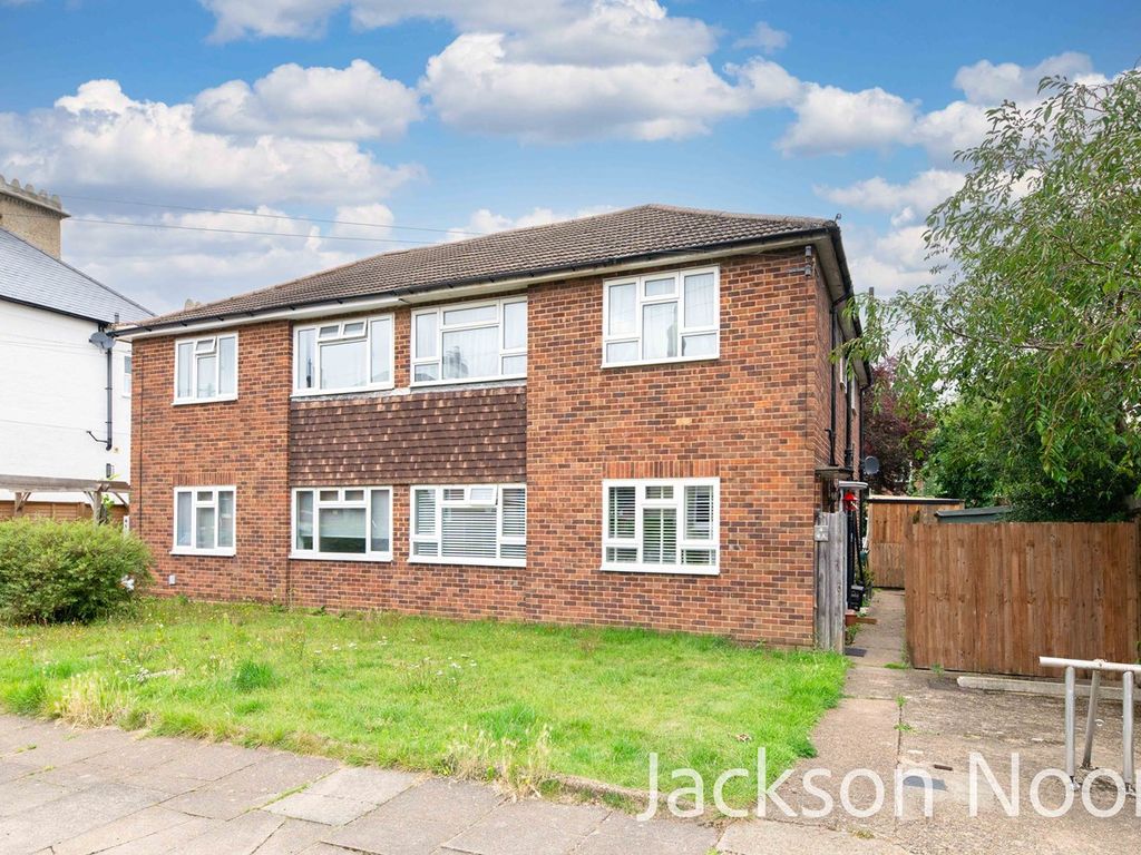 2 bed to rent in Ladbroke Road, Epsom KT18, £1,600 pcm Zoopla