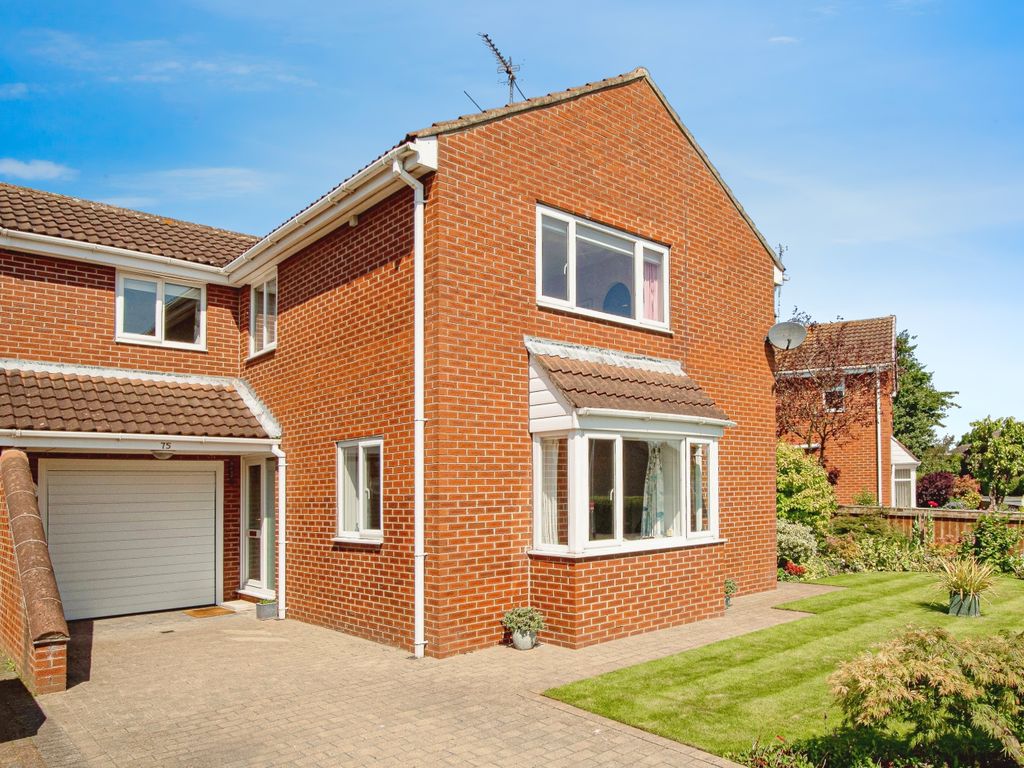 4 bed link detached house for sale in Copandale Road, Beverley HU17, £