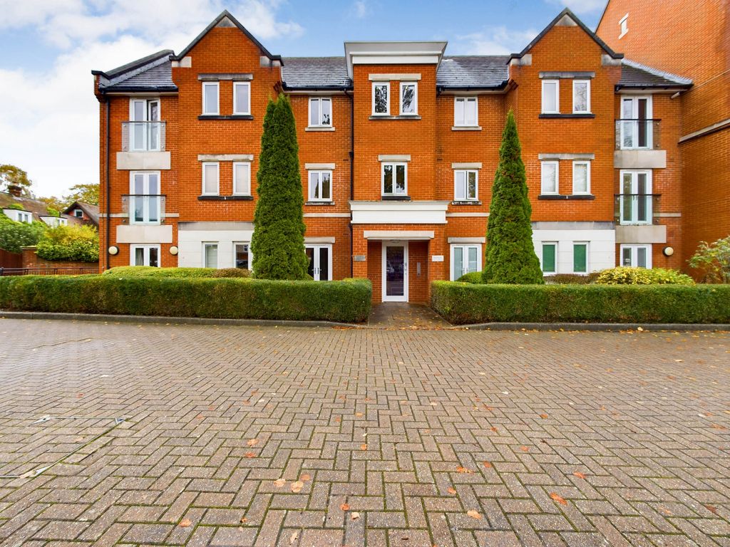 2 bed flat to rent in The Comptons, Comptons Lane, Horsham RH13, £1,350
