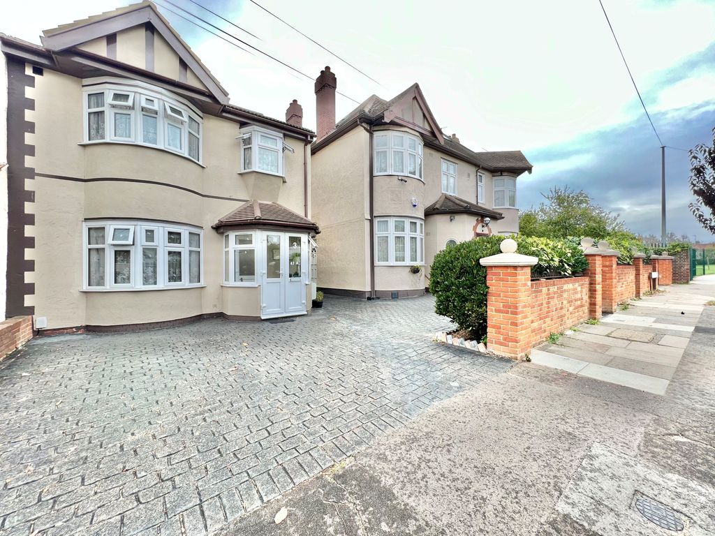 1 bed flat to rent in Highcliffe Gardens, Ilford IG4, £1,450 pcm Zoopla