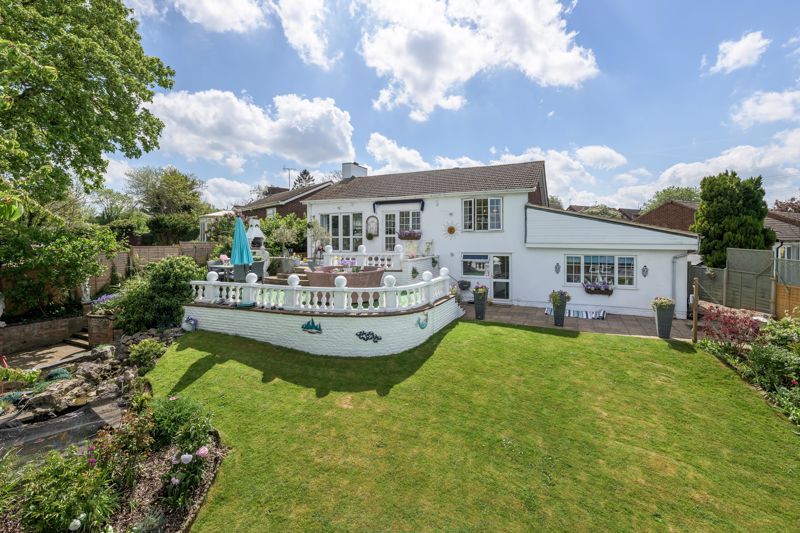 4 bed detached house for sale in Chalton Heights, Chalton, Luton LU4