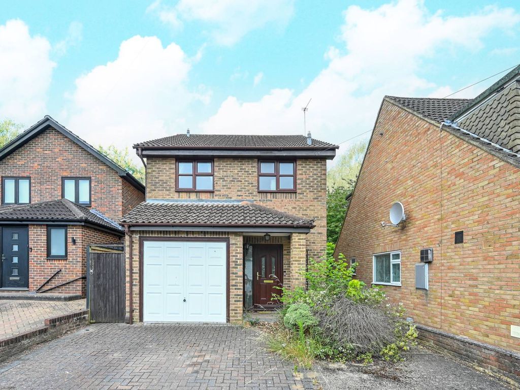 2 bed semidetached house to rent in Sandy Lane, Woking, Woking GU22, £