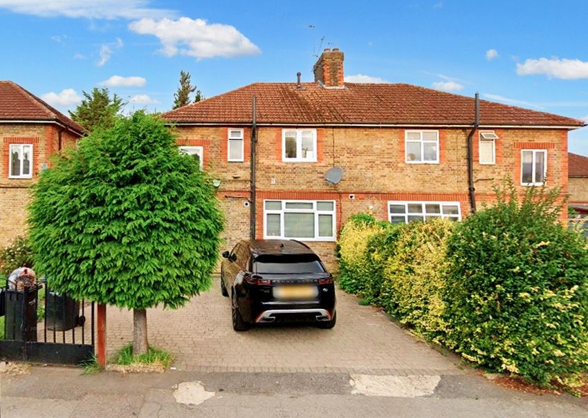 3 bed semidetached house to rent in Dunholme Road, London N9, £3,000