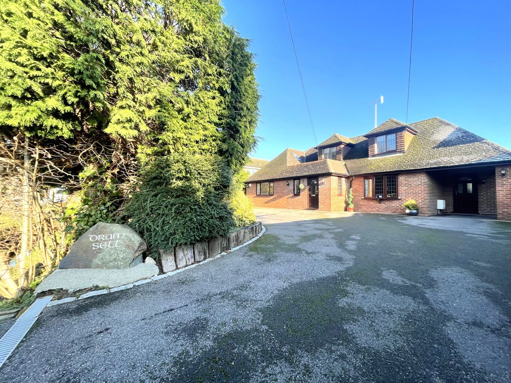 5 bed detached house for sale in Chapel Road, Smallfield, Horley RH6, £