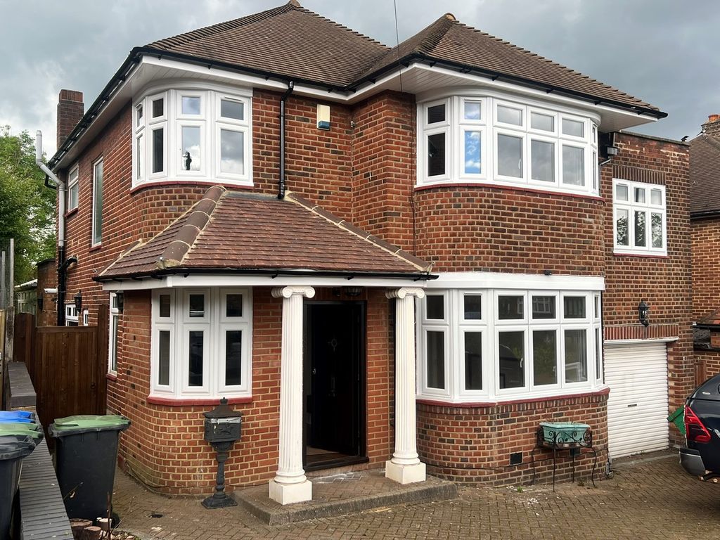 4 bed detached house to rent in Merryhills Drive, Enfield EN2, £3,250