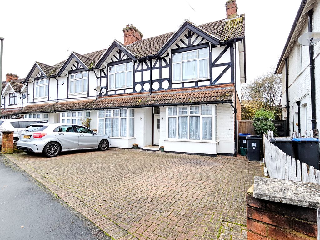 4 bed semidetached house for sale in York Road, Woking GU22, £885,000