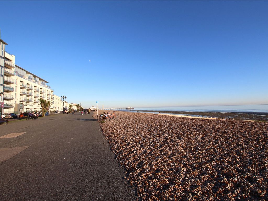 2 bed flat to rent in Jason Court, Heene Terrace, Worthing, West Sussex