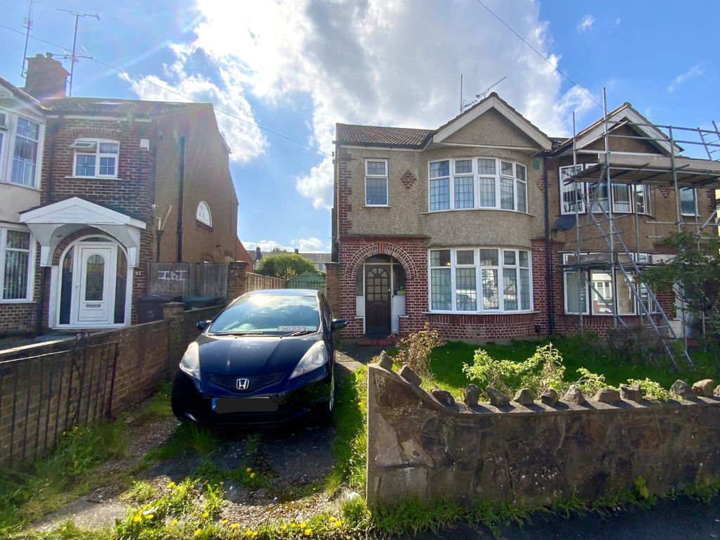 3 bed semidetached house for sale in St. Margarets Avenue, Luton