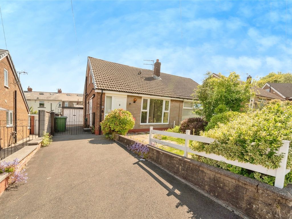 3 bed semidetached house for sale in Laburnum Close, Burnley