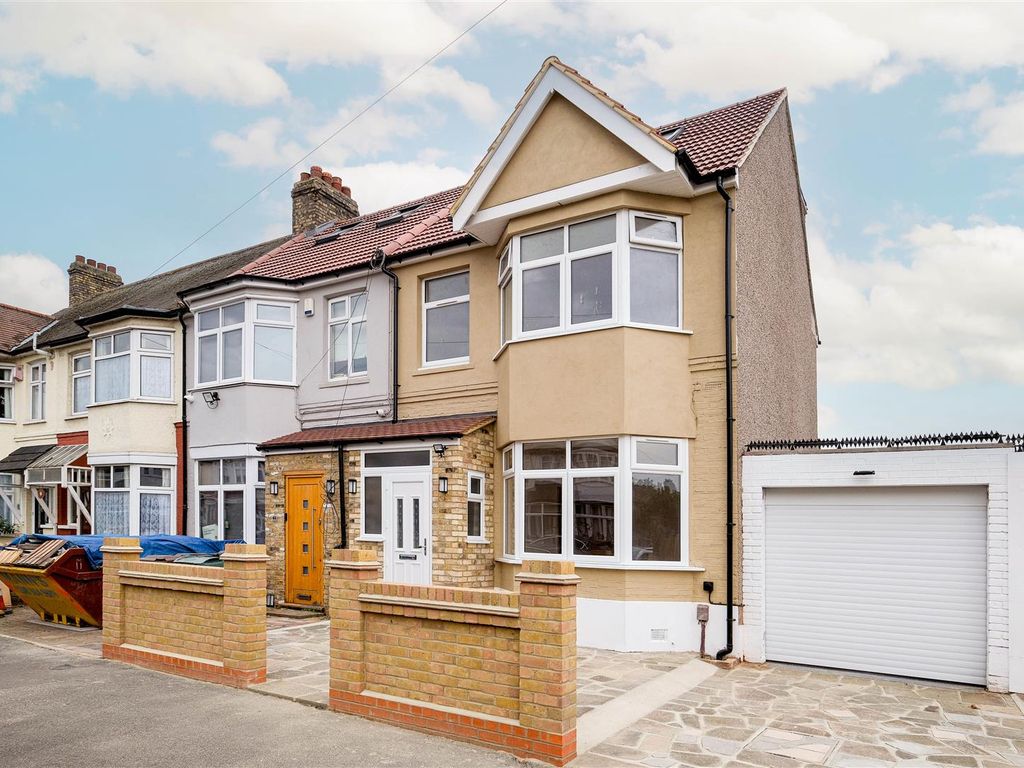 4 bed end terrace house to rent in Hampton Road, London E4, £2,750 pcm