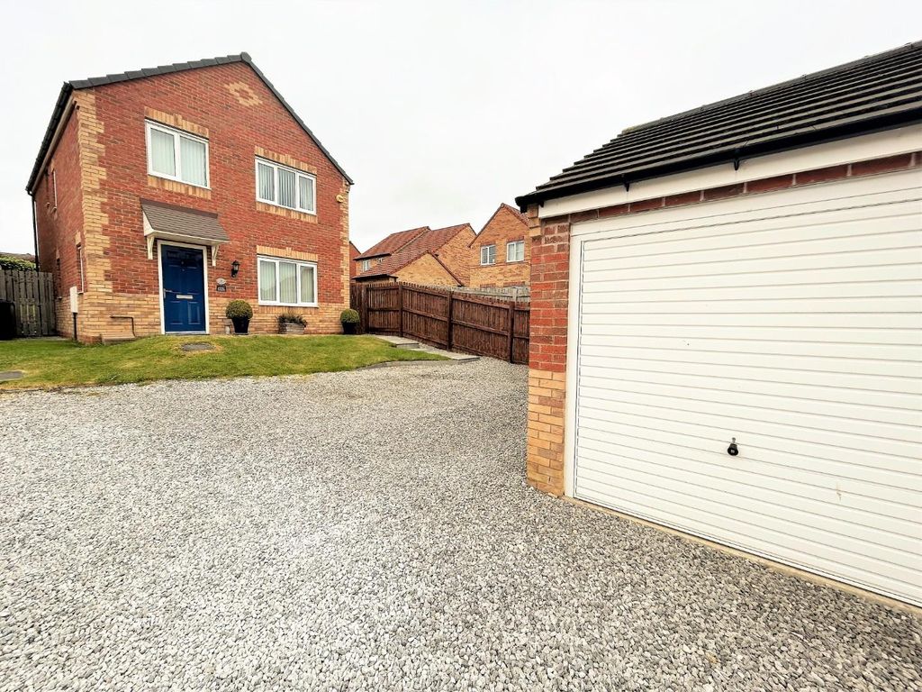 4 bed property for sale in Far Moor Close, Goldthorpe, Rotherham S63