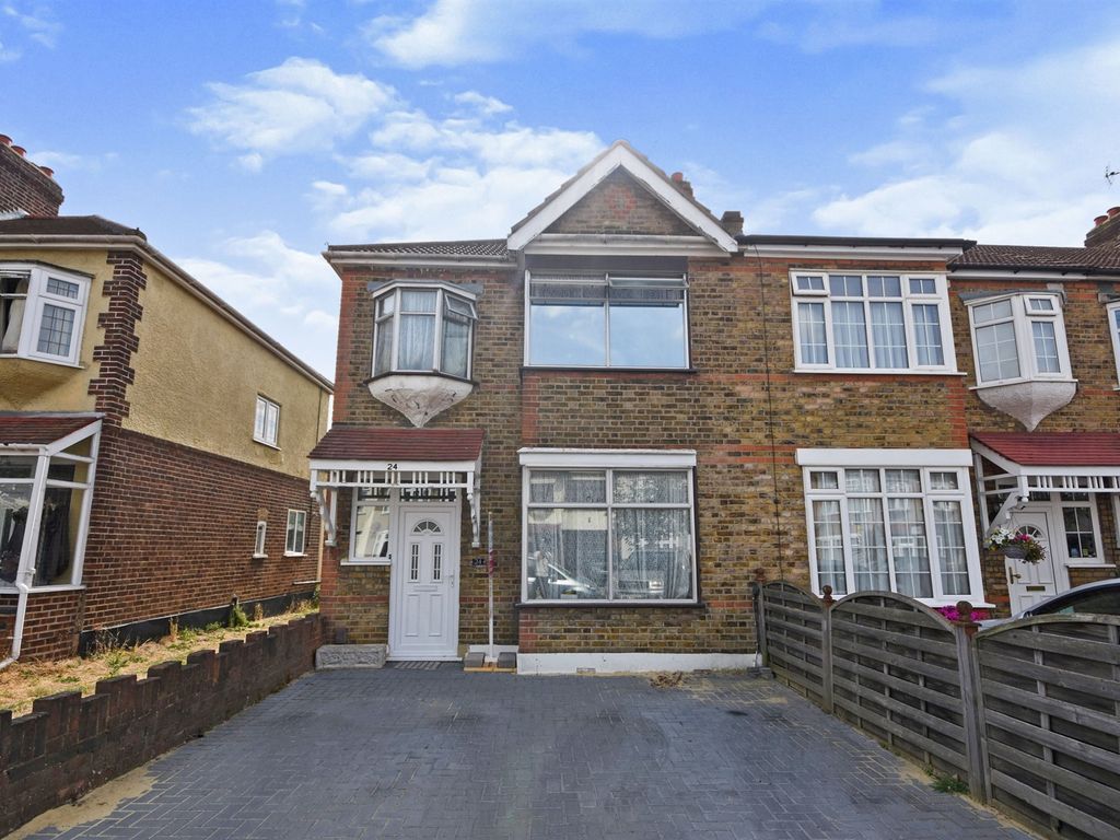 3 bed end terrace house for sale in Glenwood Drive, Gidea Park, Romford