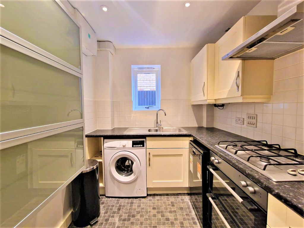 2 bed flat for sale in Founders Close, Northolt UB5 Zoopla
