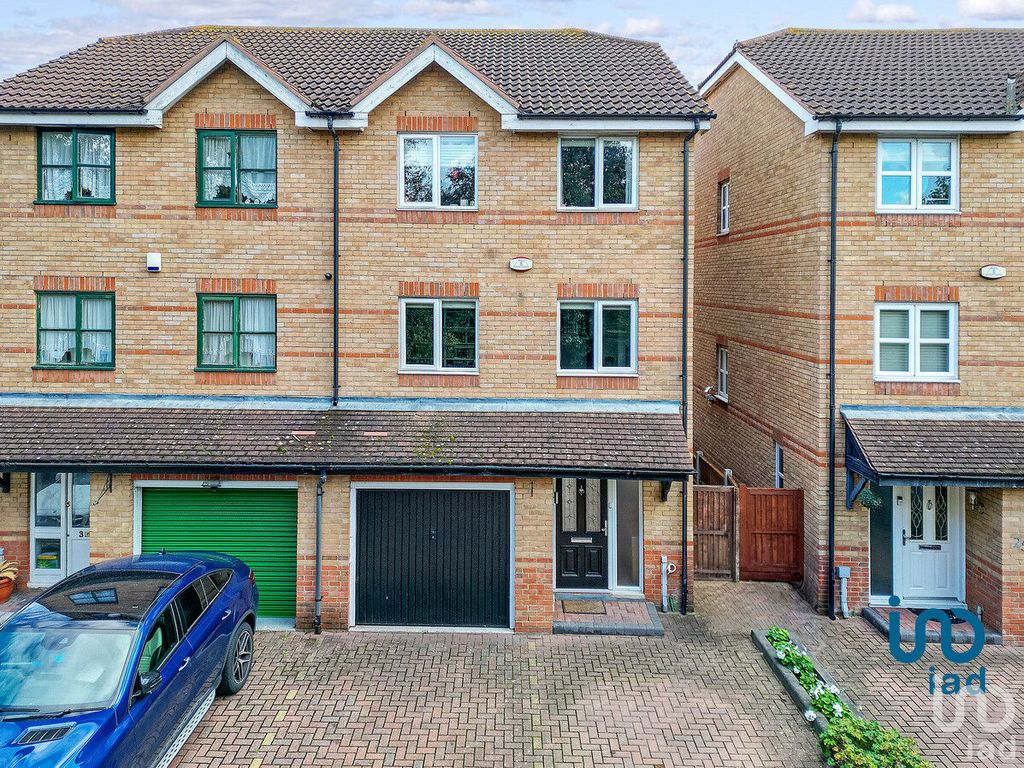 4 bed semidetached house for sale in BellReeves Close, StanfordLe