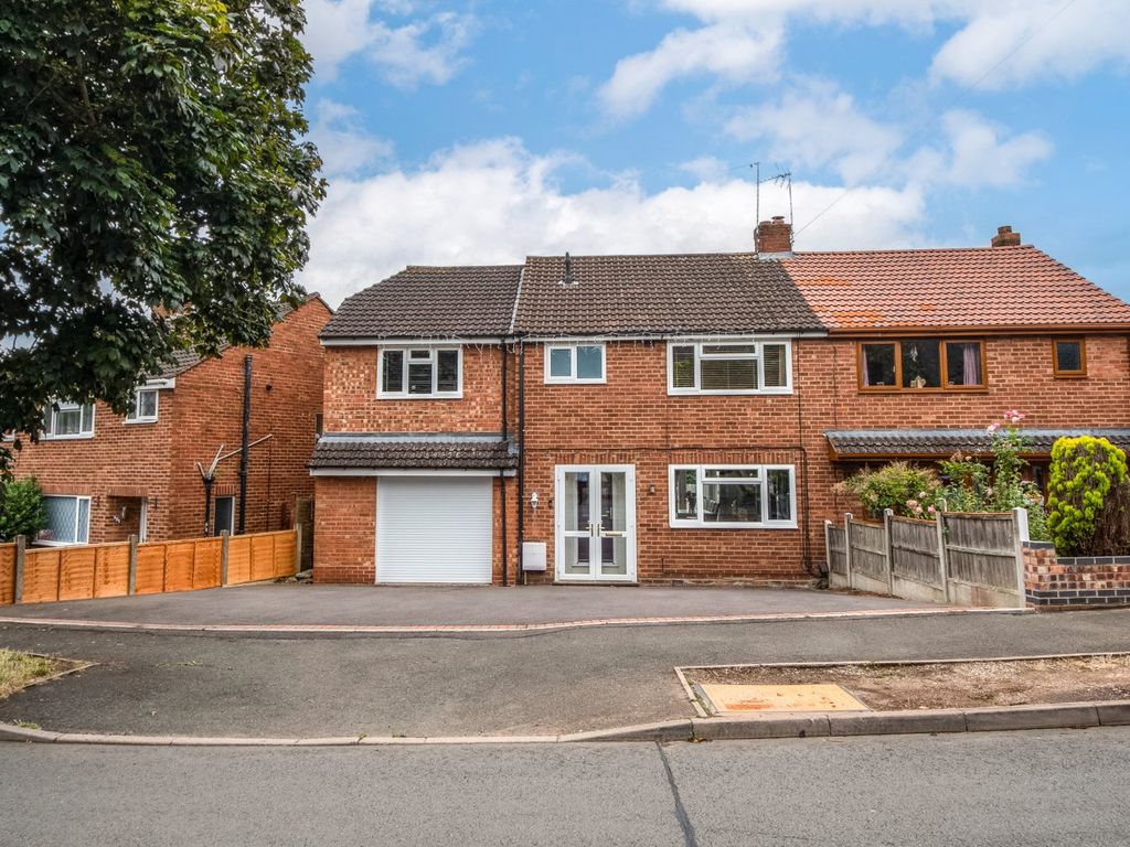 4 bed semidetached house for sale in Harport Road, Redditch