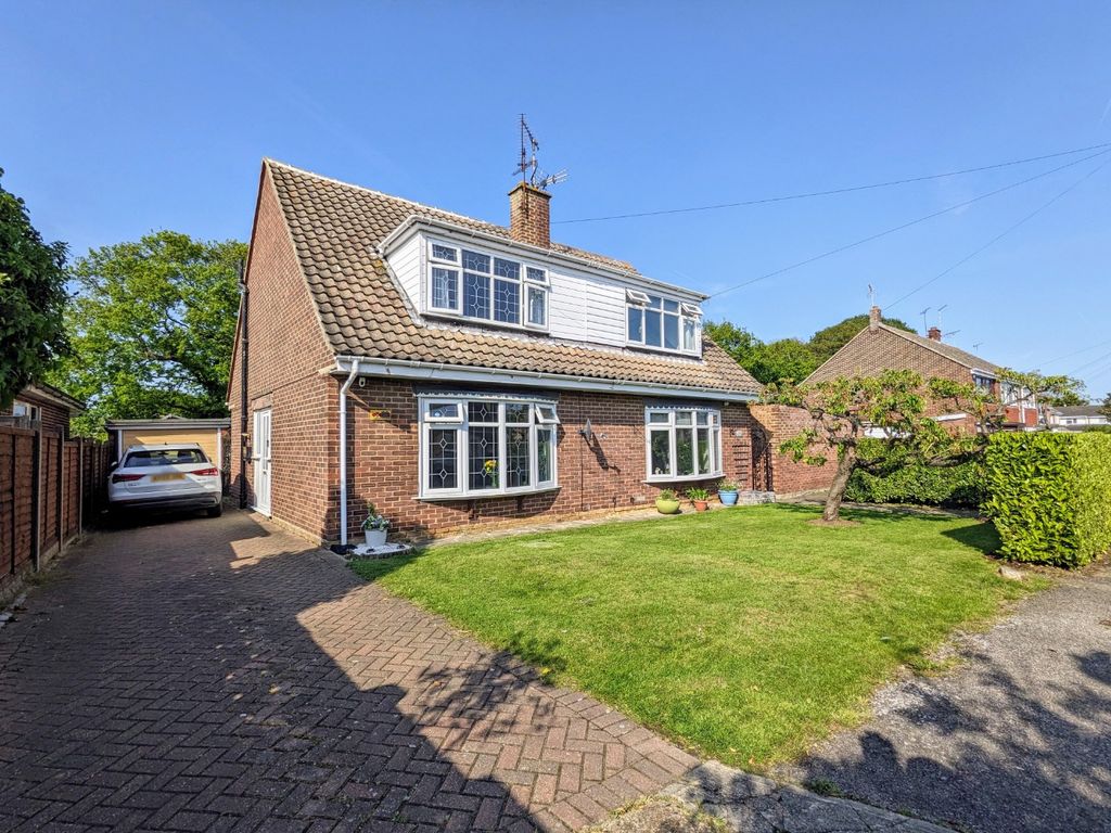 3 bed semidetached house for sale in Nicholson Crescent, Thundersley