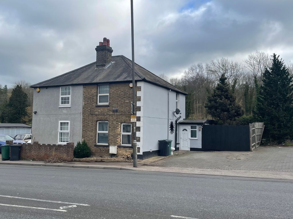 2 bed semidetached house to rent in Brighton Road, Hooley, Coulsdon