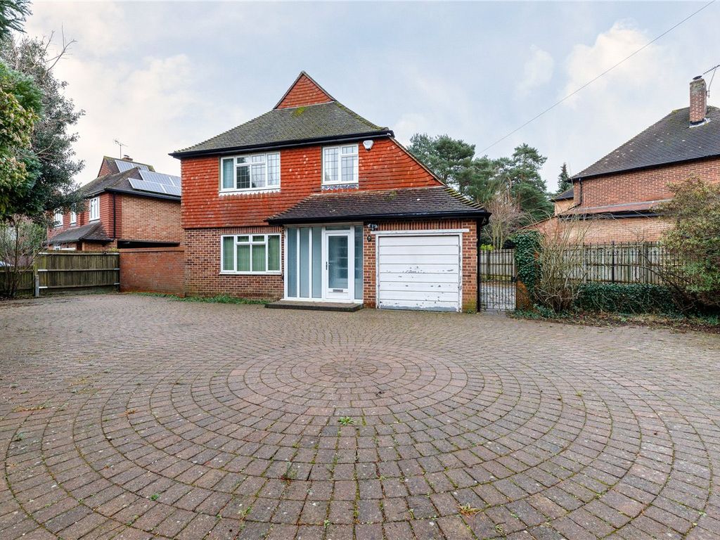 3 bed detached house for sale in Lincoln Drive, Woking, Surrey GU22