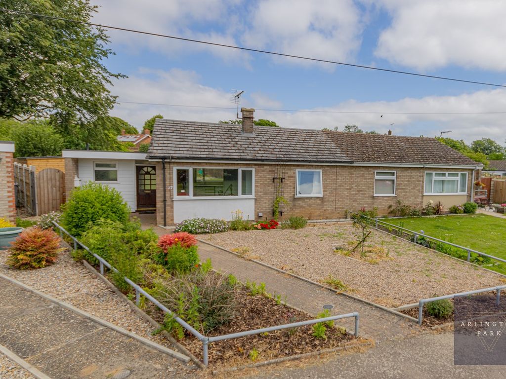 2 bed semidetached bungalow for sale in Langley Road, Cantley, Norwich
