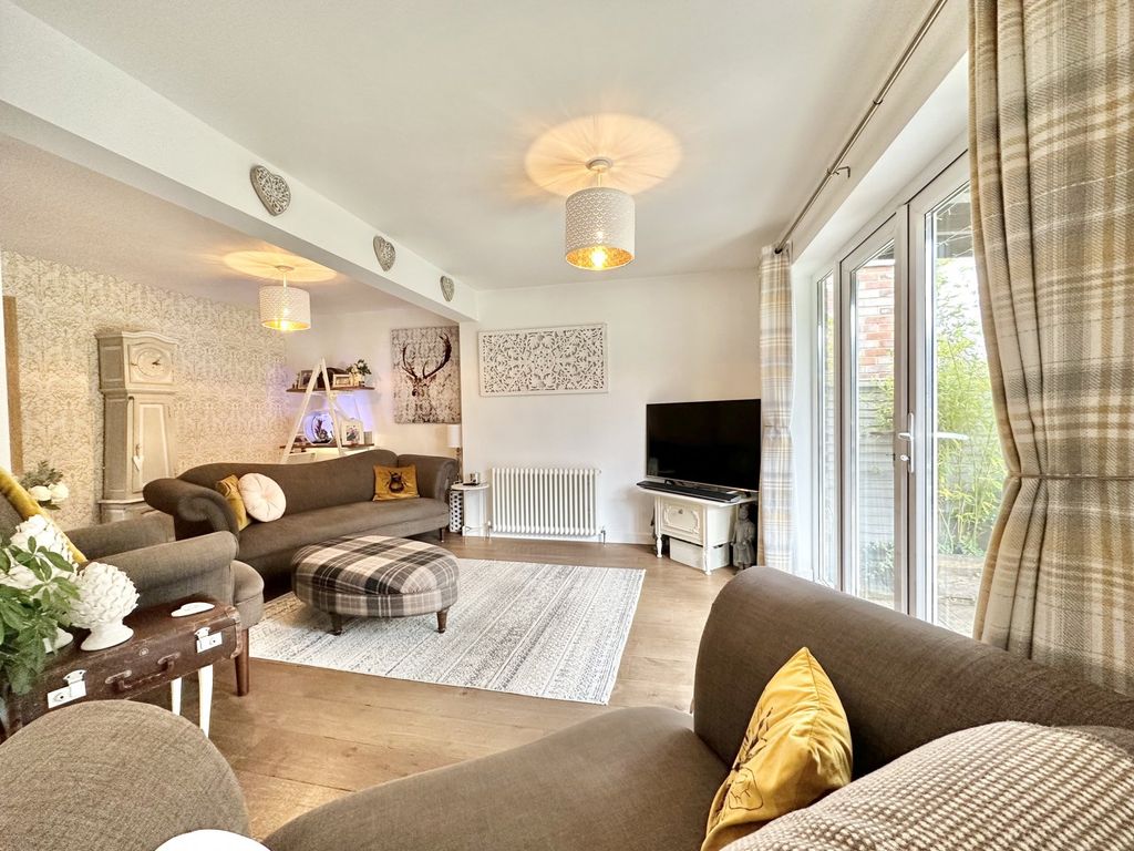 2 bed bungalow for sale in Fleet Road, Farnborough, Hampshire GU14 Zoopla