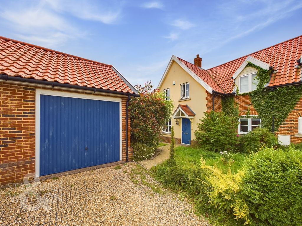 3 bed semidetached house for sale in Bell Meadow, Hingham, Norwich NR9