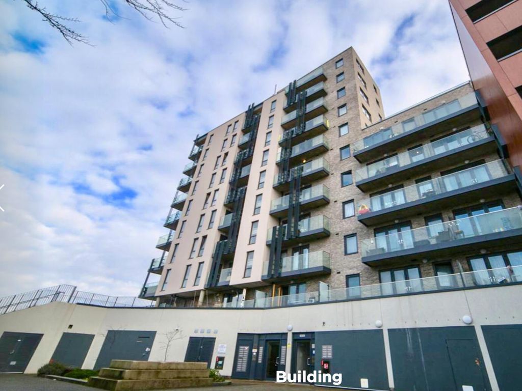 3 bed shared to rent in St Ives Place Devons Wharf